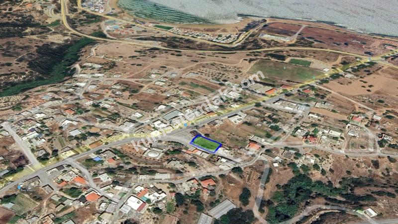 İSKELE KAPLICA BÖLGESİNDE KÖY İÇERİSİNDE DAĞ DENİZ MANZARALI SATILIK ARSA 