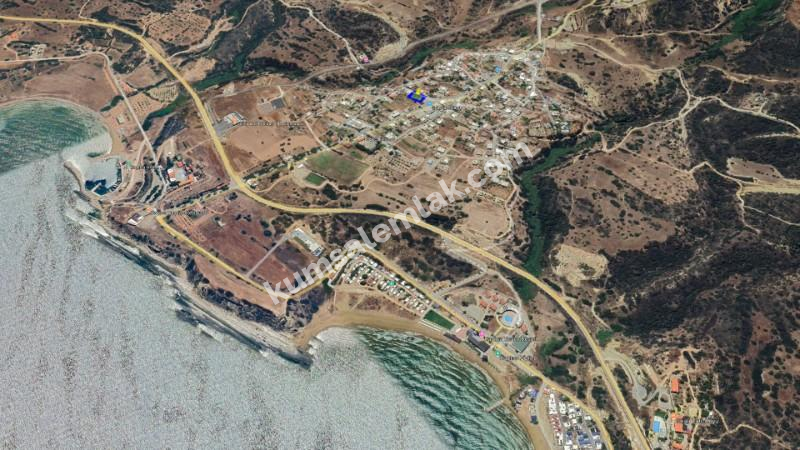İSKELE KAPLICA BÖLGESİNDE KÖY İÇERİSİNDE DAĞ DENİZ MANZARALI SATILIK ARSA 