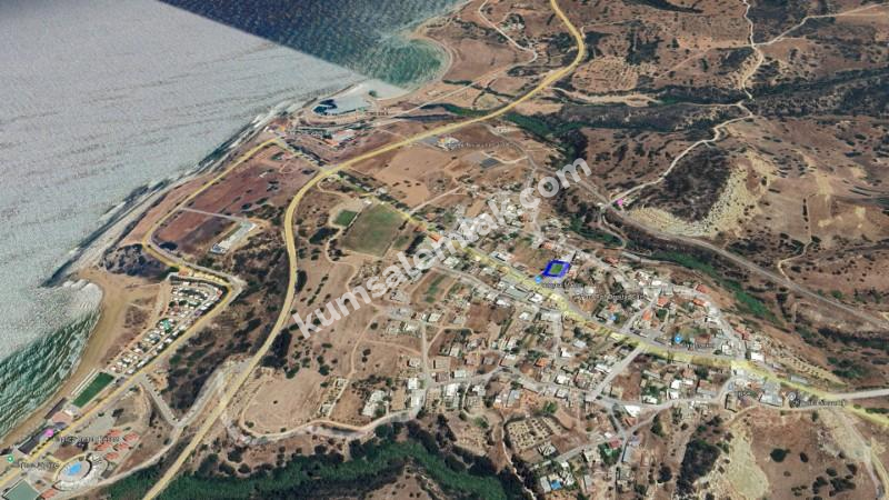 İSKELE KAPLICA BÖLGESİNDE KÖY İÇERİSİNDE DAĞ DENİZ MANZARALI SATILIK ARSA 