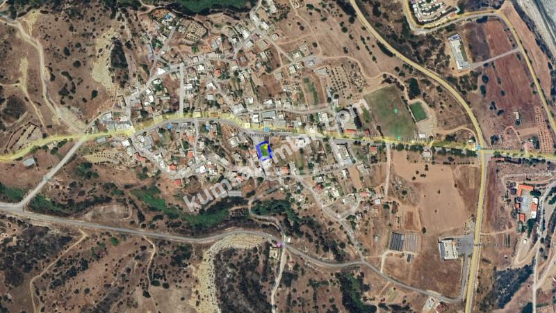 İSKELE KAPLICA BÖLGESİNDE KÖY İÇERİSİNDE DAĞ DENİZ MANZARALI SATILIK ARSA 