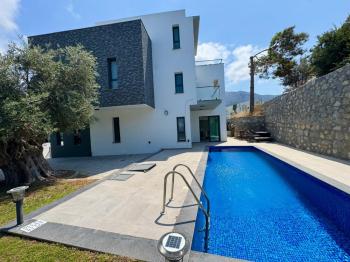 KKTC Girne Ozanköy de Deniz Manzaralı Geniş Teraslı Ful Eşyalı Fırsat Villa