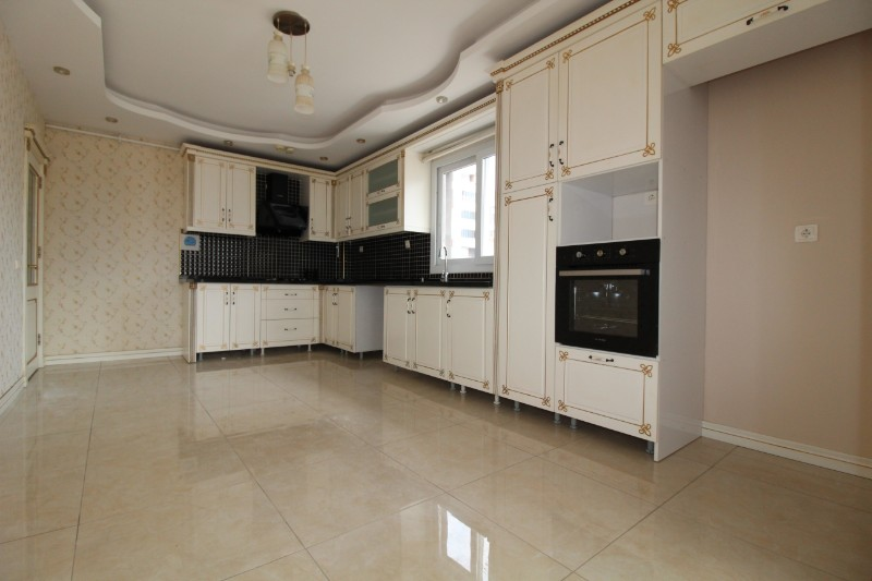 ASLAN'DAN MEZİTLİ DE HAVUZLU SİTEDE GENİŞ METRAJLI KİRALIK 3+1