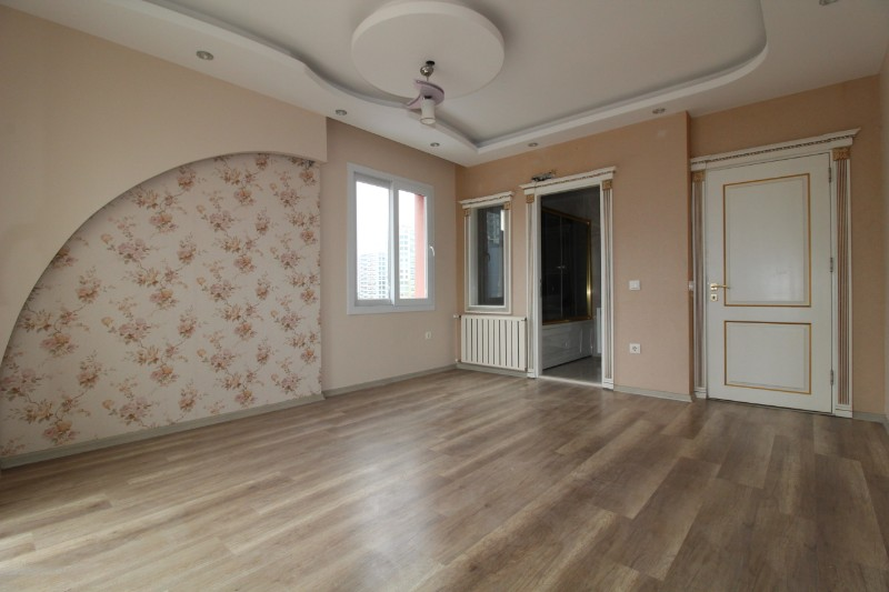 ASLAN'DAN MEZİTLİ DE HAVUZLU SİTEDE GENİŞ METRAJLI KİRALIK 3+1