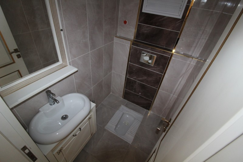 ASLAN'DAN MEZİTLİ DE HAVUZLU SİTEDE GENİŞ METRAJLI KİRALIK 3+1