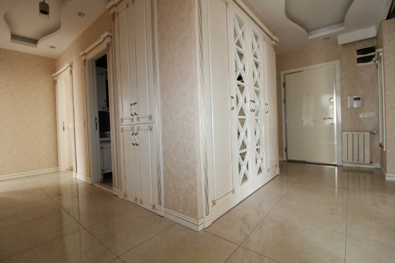 ASLAN'DAN MEZİTLİ DE HAVUZLU SİTEDE GENİŞ METRAJLI KİRALIK 3+1