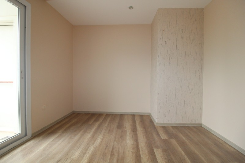 ASLAN'DAN MEZİTLİ DE HAVUZLU SİTEDE GENİŞ METRAJLI KİRALIK 3+1