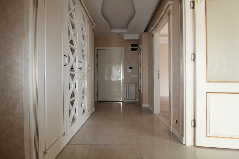 ASLAN'DAN MEZİTLİ DE HAVUZLU SİTEDE GENİŞ METRAJLI KİRALIK 3+1