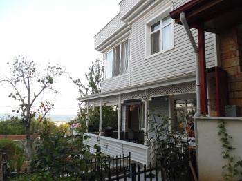 YENİCEDE DENİZ MANZARALI YAZLIK MESKEN