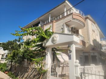 EFELER MAHALLESİ'NDE HAVUZLU 3+1 GENİŞ SATILIK VİLLA