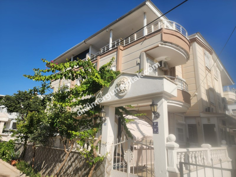 EFELER MAHALLESİ'NDE HAVUZLU 3+1 GENİŞ SATILIK VİLLA