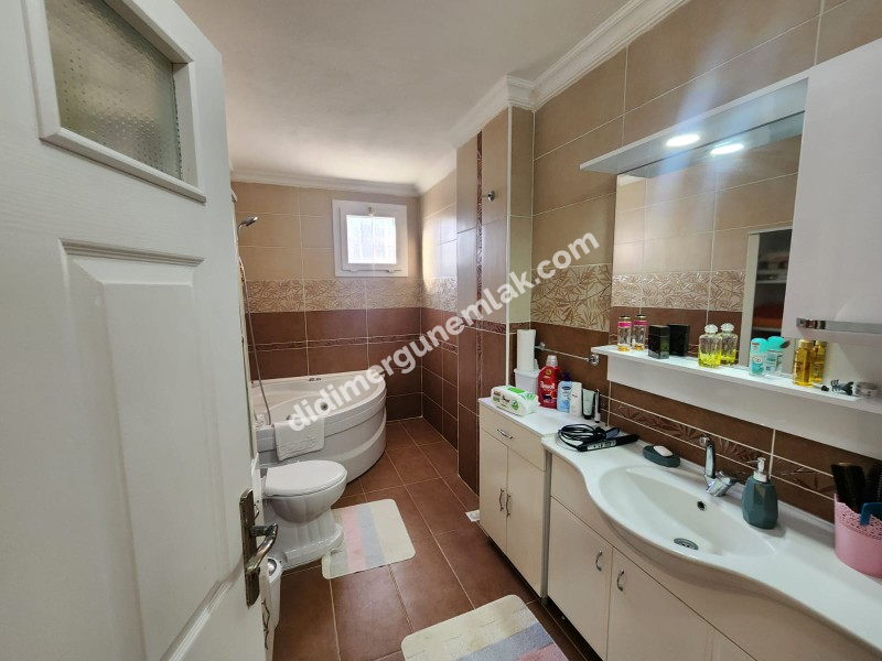 EFELER MAHALLESİ'NDE HAVUZLU 3+1 GENİŞ SATILIK VİLLA