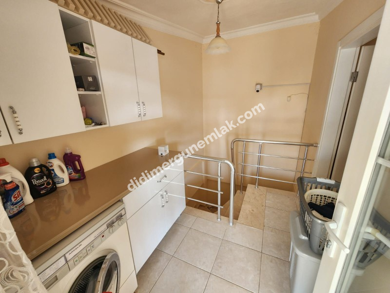 EFELER MAHALLESİ'NDE HAVUZLU 3+1 GENİŞ SATILIK VİLLA