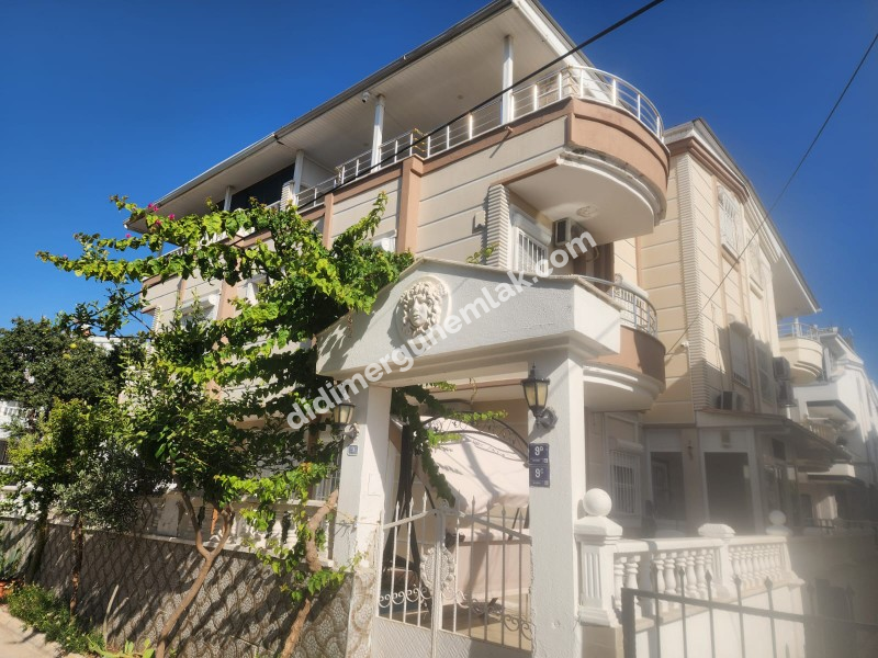 EFELER MAHALLESİ'NDE HAVUZLU 3+1 GENİŞ SATILIK VİLLA