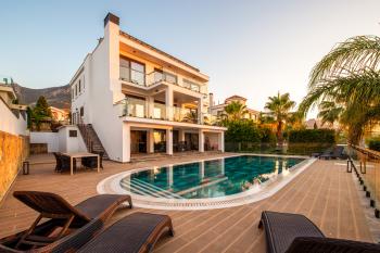 KKTC GİRNE BELLAPAİS BÖLGESİNDE SATILIK LÜKS 4+2 VİLLA
