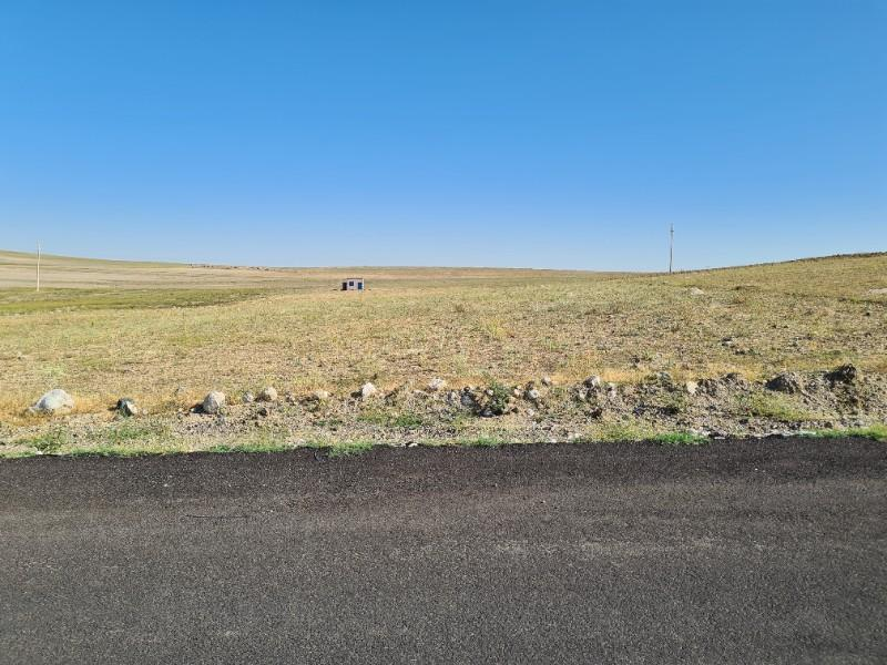 NİĞDE ÇAYIRLIDA  SATLIK  YOLA CEPHELİ 8 dönüm  tarla 