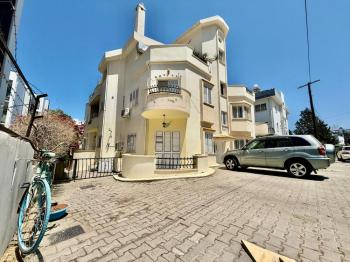 Girne Merkezde Eşyalı ve Bahçeli Satılık 3+1 Fırsat Daire 