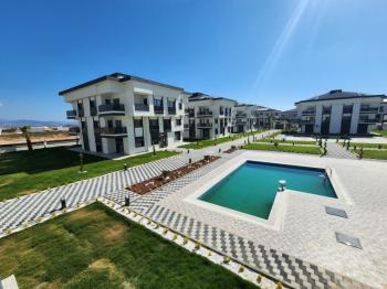 CUMHURİYET MAHALLESİ'NDE TATİL KÖYÜ KONFORUNDA SIFIR 2+1 SATILIK DAİRE