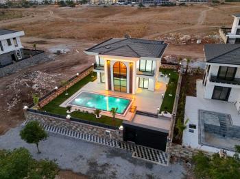 Didim'de 500 Metre Kare Arsa İçerisinde Satılık 4+1 Villa