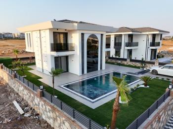 Didim'de 500 Metre Kare Arsa İçerisinde Satılık 4+1 Villa