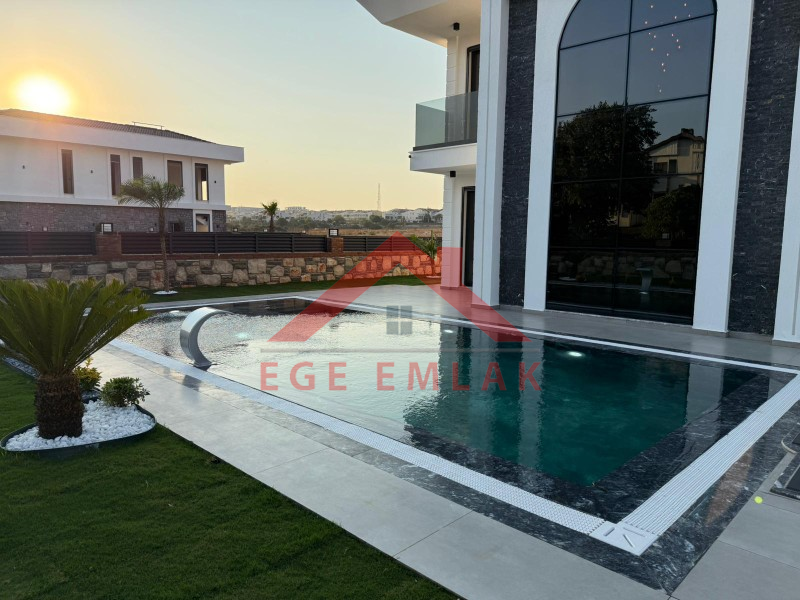 Didim'de 500 Metre Kare Arsa İçerisinde Satılık 4+1 Villa