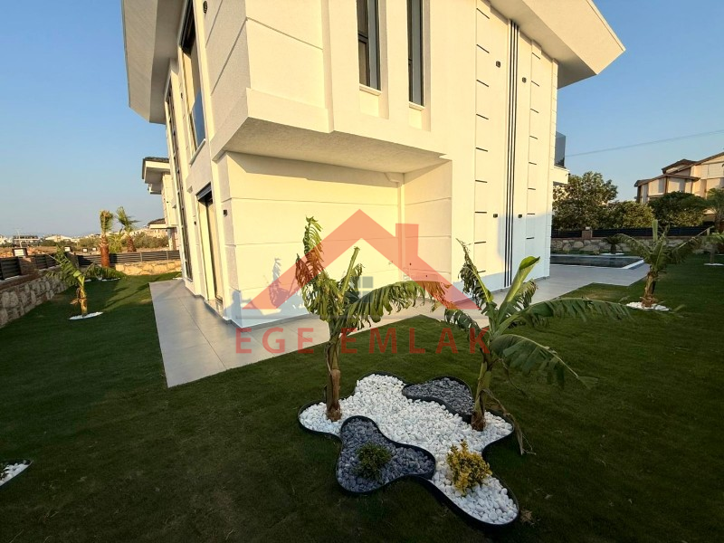 Didim'de 500 Metre Kare Arsa İçerisinde Satılık 4+1 Villa