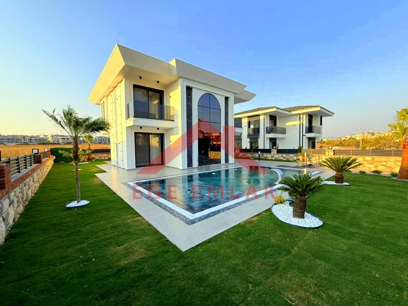 Didim'de 500 Metre Kare Arsa İçerisinde Satılık 4+1 Villa