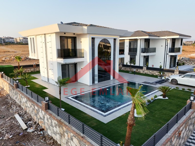 Didim'de 500 Metre Kare Arsa İçerisinde Satılık 4+1 Villa