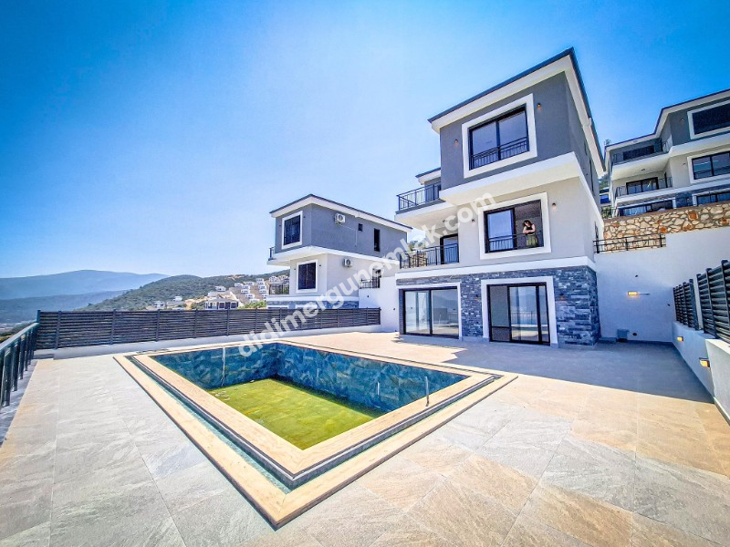 DİDİM AKBÜK MAHALLESİNDE FULL DENİZ MANZARALI,MÜSTAKİL HAVUZLU VE OTOPARKLI 4+1 SATILIK VİLLA