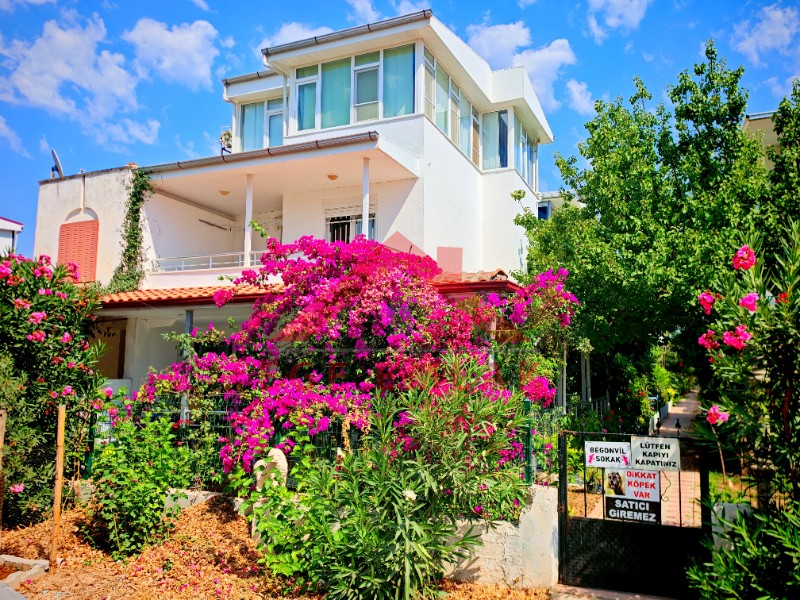 Didim'de Satılık Yazlık - Denize 500 Metre Mesafede, Sağtur'da Tripleks Villa
