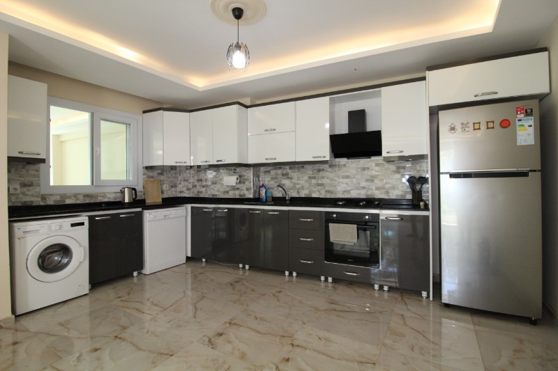 ASLAN'DAN DENİZE SIFIR SİTEDE HAVUZLU GENİŞ 3+1