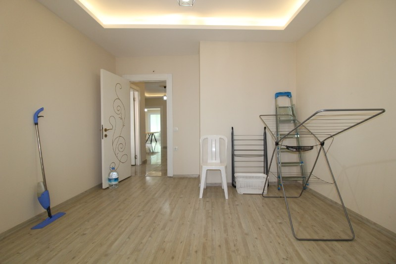 ASLAN'DAN DENİZE SIFIR SİTEDE HAVUZLU GENİŞ 3+1