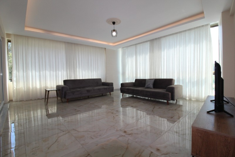 ASLAN'DAN DENİZE SIFIR SİTEDE HAVUZLU GENİŞ 3+1