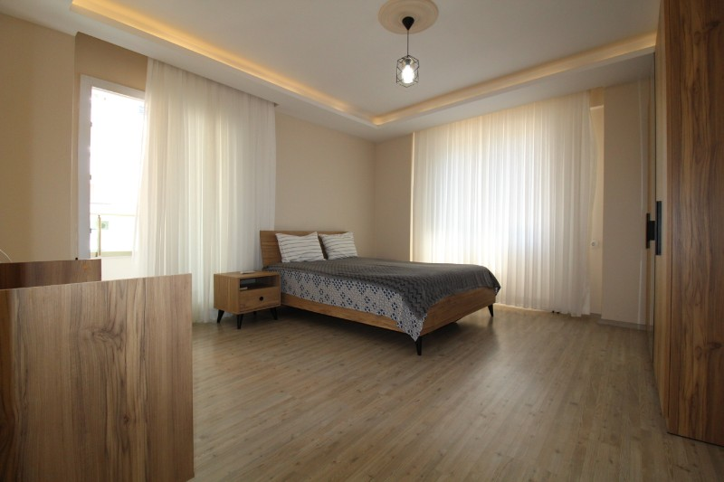 ASLAN'DAN DENİZE SIFIR SİTEDE HAVUZLU GENİŞ 3+1