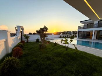 Didim'de 600 Metre Kare Arsa İçerisinde Satılık Beyaz Saray