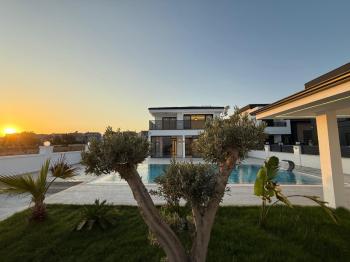 Didim'de 600 Metre Kare Arsa İçerisinde Satılık Beyaz Saray