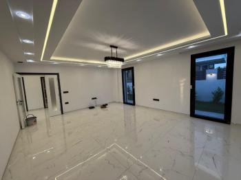 Didim'de 600 Metre Kare Arsa İçerisinde Satılık Beyaz Saray