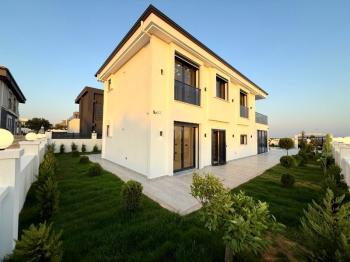 Didim'de 600 Metre Kare Arsa İçerisinde Satılık Beyaz Saray