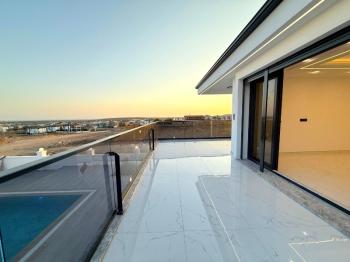 Didim'de 600 Metre Kare Arsa İçerisinde Satılık Beyaz Saray