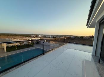 Didim'de 600 Metre Kare Arsa İçerisinde Satılık Beyaz Saray