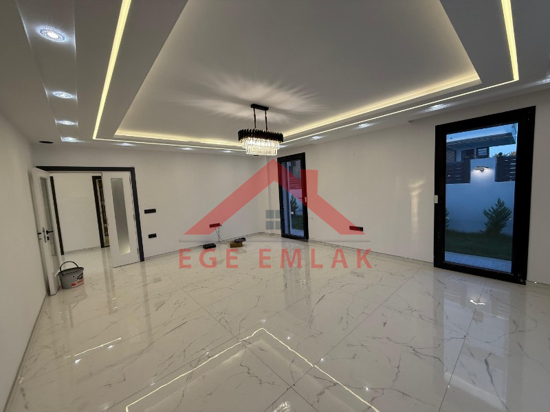 Didim'de 600 Metre Kare Arsa İçerisinde Satılık Beyaz Saray