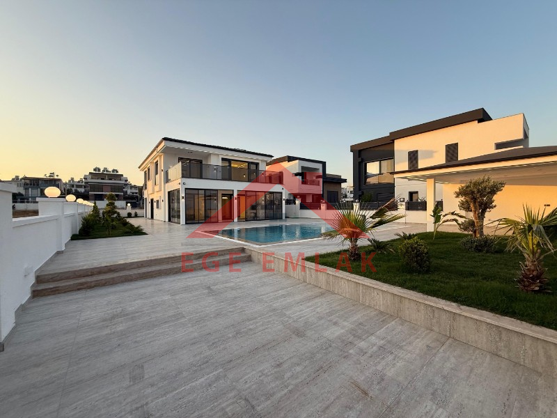 Didim'de 600 Metre Kare Arsa İçerisinde Satılık Beyaz Saray