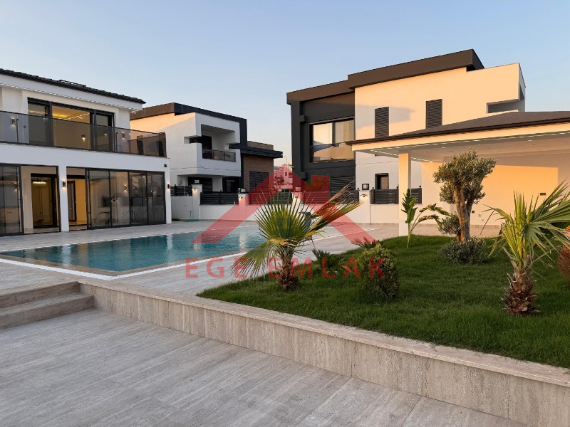 Didim'de 600 Metre Kare Arsa İçerisinde Satılık Beyaz Saray