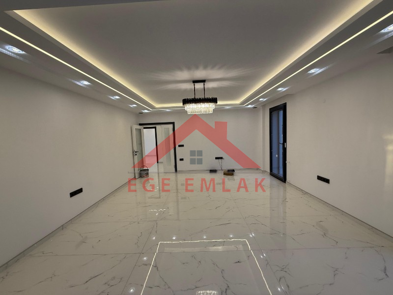 Didim'de 600 Metre Kare Arsa İçerisinde Satılık Beyaz Saray