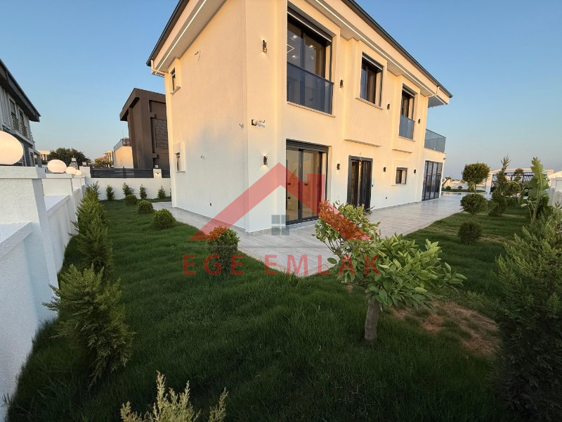 Didim'de 600 Metre Kare Arsa İçerisinde Satılık Beyaz Saray