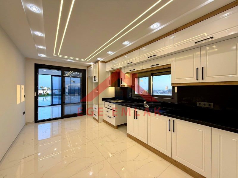 Didim'de 600 Metre Kare Arsa İçerisinde Satılık Beyaz Saray