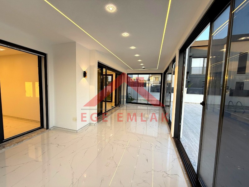 Didim'de 600 Metre Kare Arsa İçerisinde Satılık Beyaz Saray