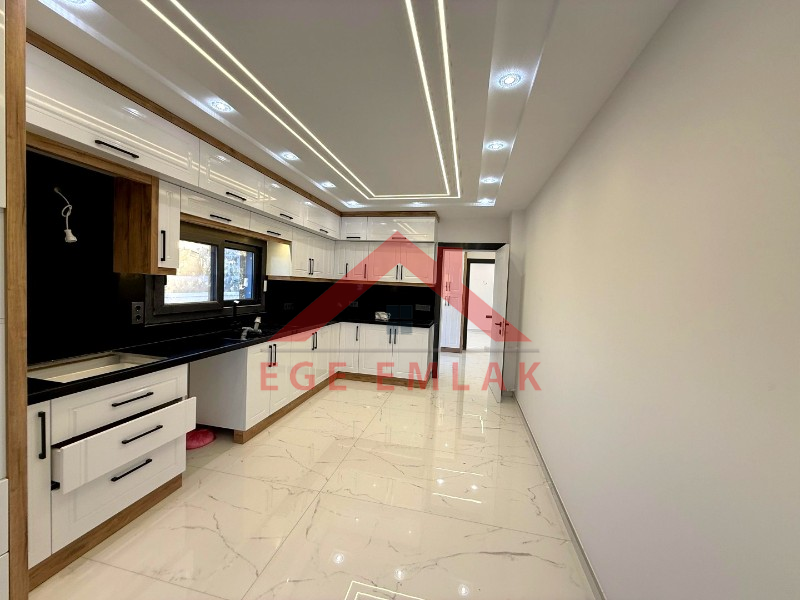 Didim'de 600 Metre Kare Arsa İçerisinde Satılık Beyaz Saray