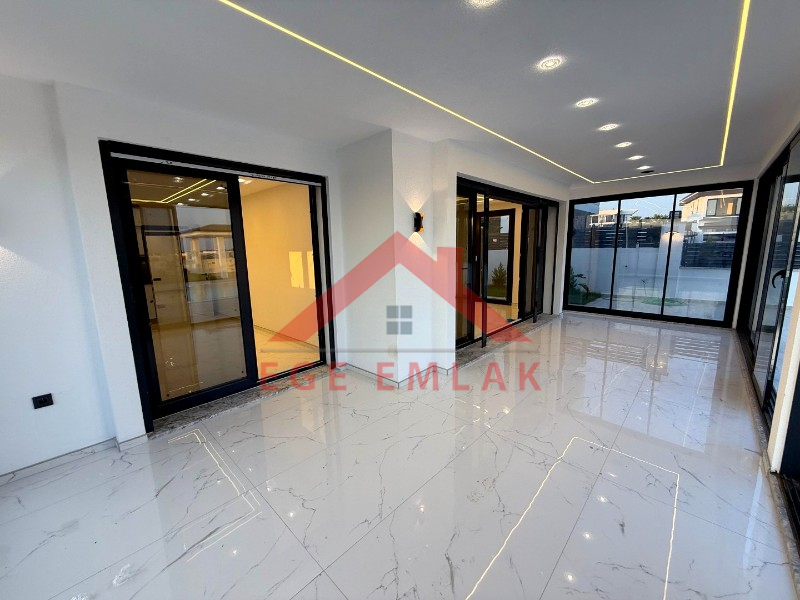 Didim'de 600 Metre Kare Arsa İçerisinde Satılık Beyaz Saray