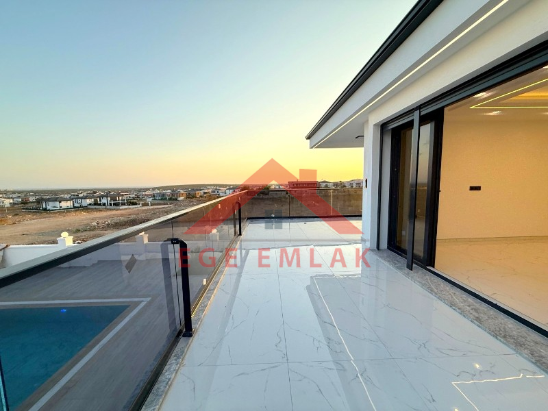 Didim'de 600 Metre Kare Arsa İçerisinde Satılık Beyaz Saray