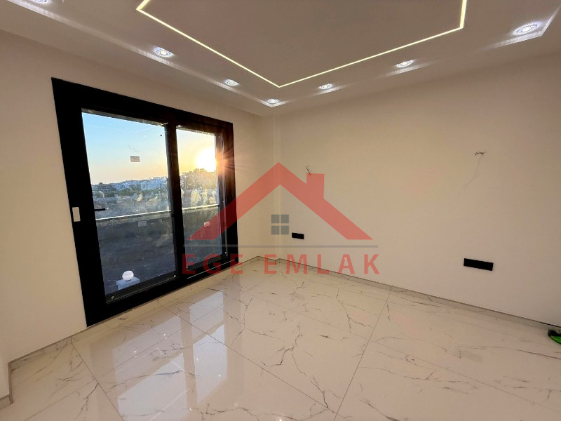 Didim'de 600 Metre Kare Arsa İçerisinde Satılık Beyaz Saray